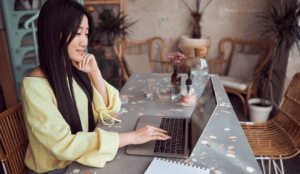 beautiful-business-woman-using-laptop-in-cafes-2022-01-19-00-15-23-utc1-1080×628